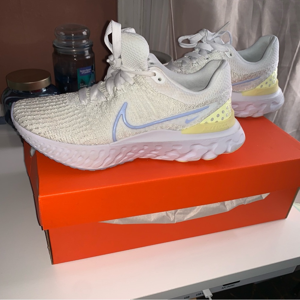 Womens Nike infinity